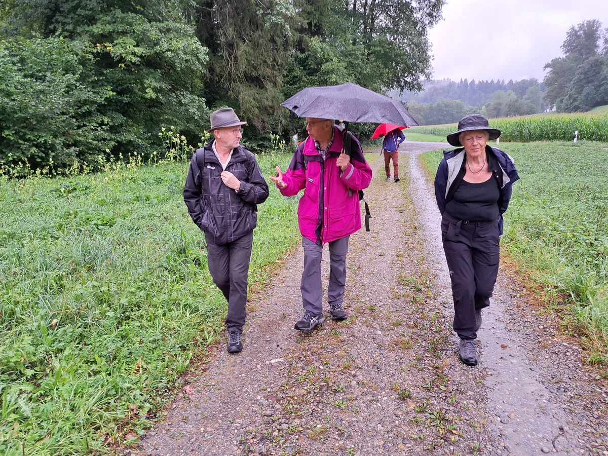 Austausch mit dem Künstler auf dem Wanderweg